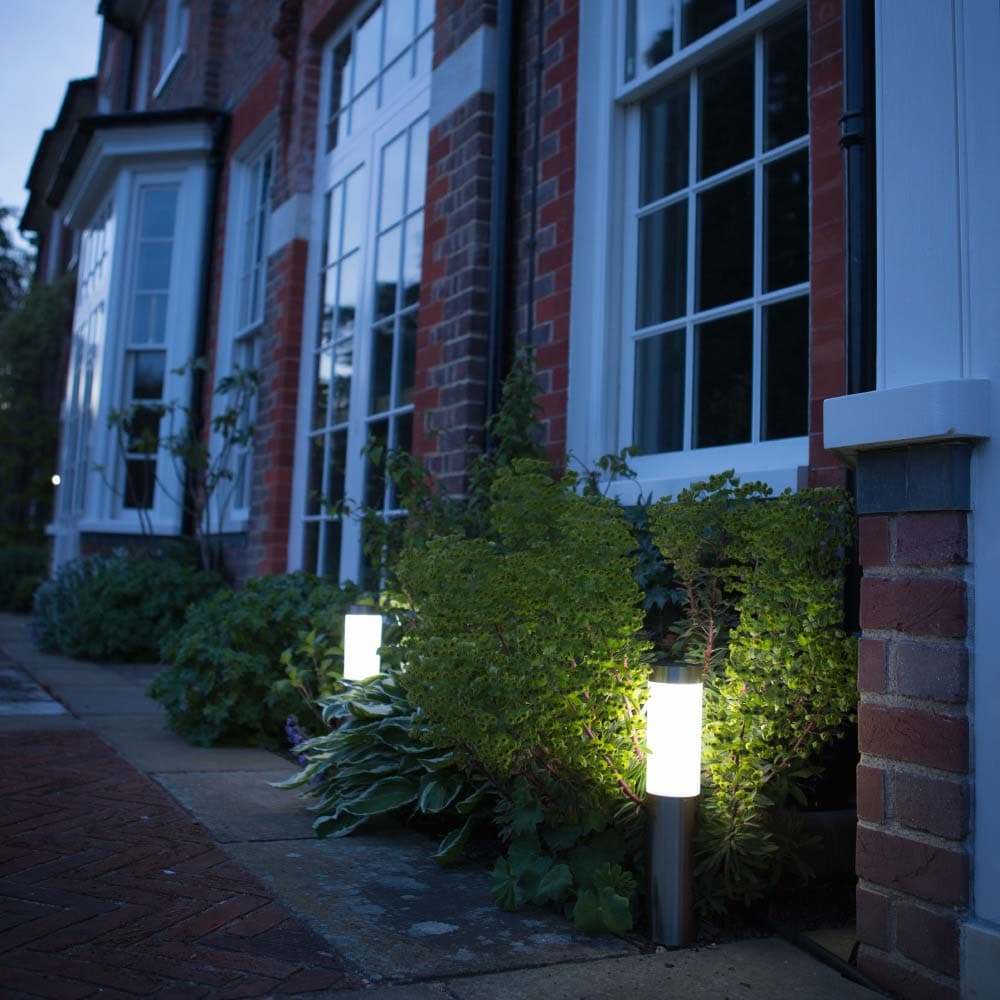 London XT Solar Post Lights (Set Of 2) key features