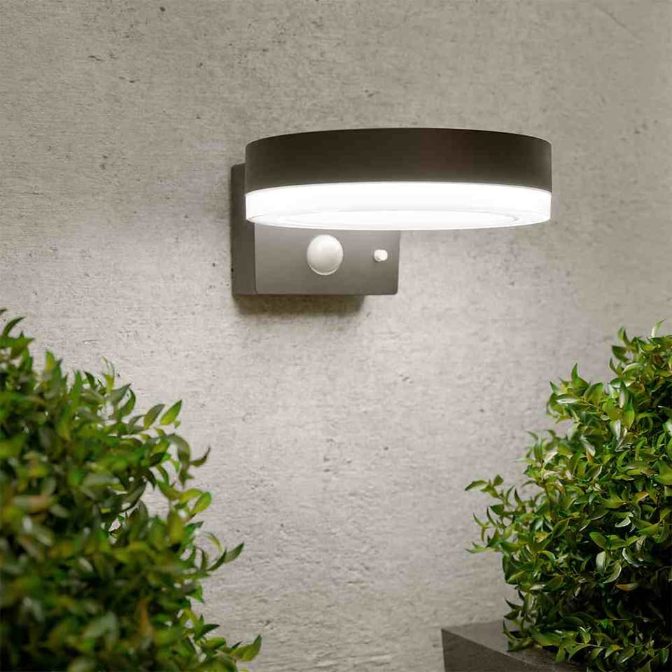 Shrewsbury Solar Wall Light view 1